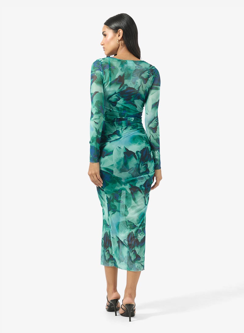 فستان ضيق بنقشة زهور ضبابية