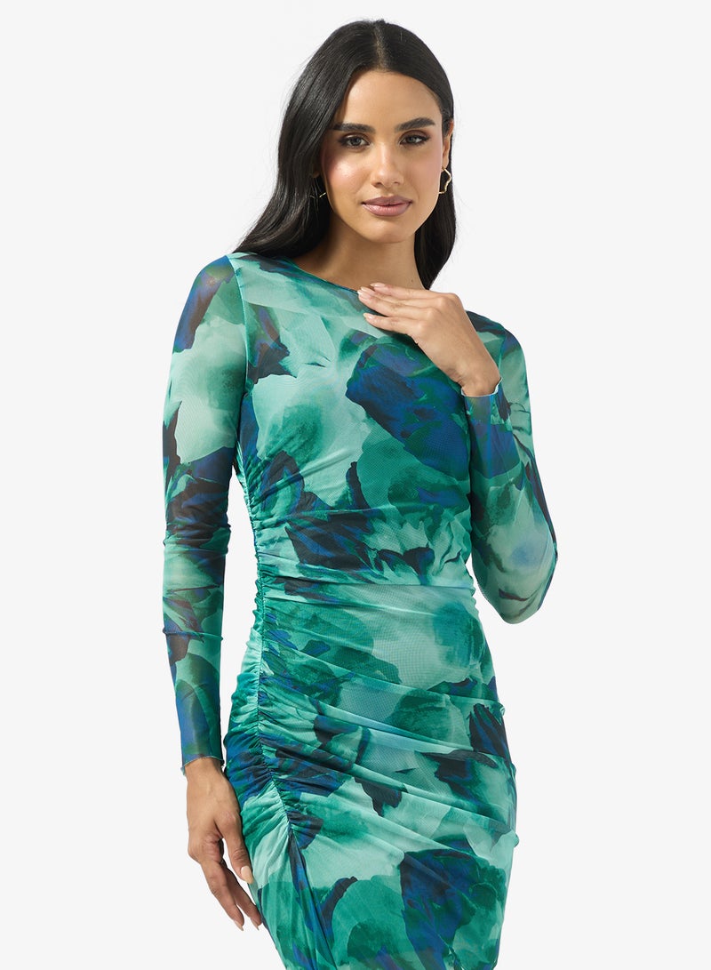 فستان ضيق بنقشة زهور ضبابية