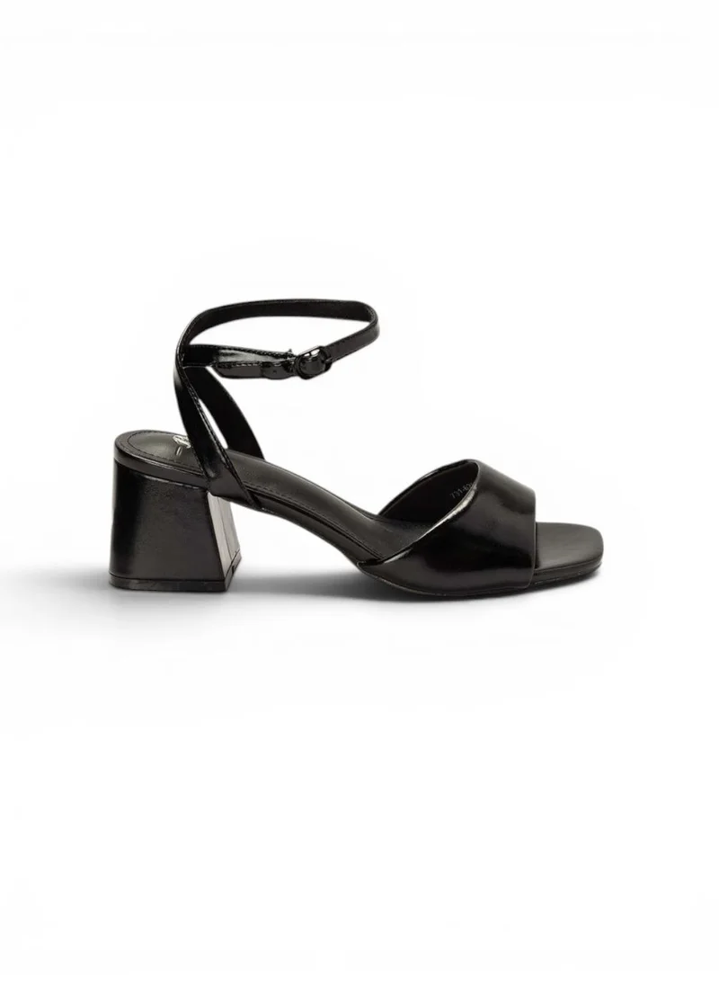 باتا صندل بكعب عريض مع حزام كاحل