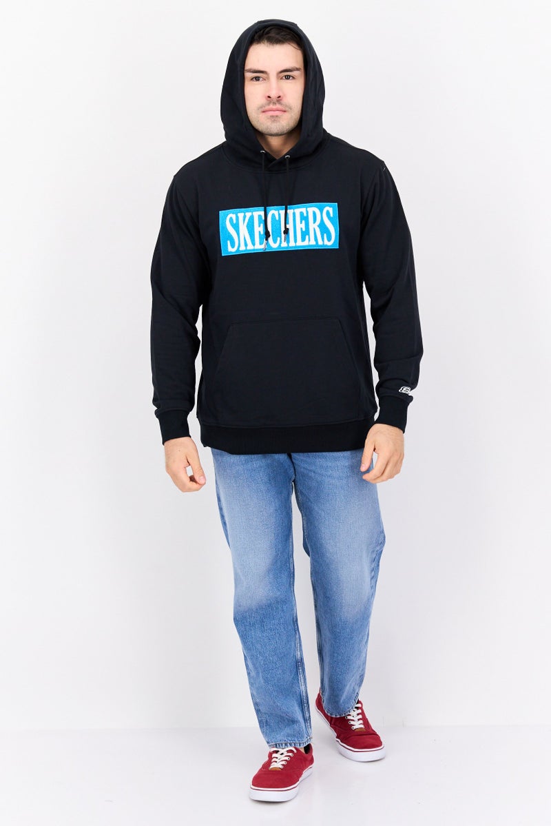SKECHERS سويت شيرت رياضي للرجال بأكمام طويلة وغطاء رأس، أسود - Image 2