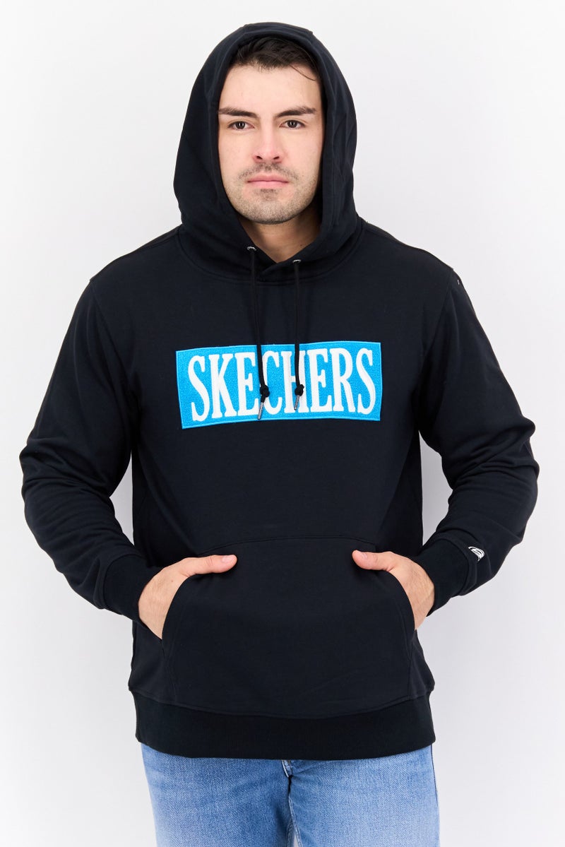 SKECHERS سويت شيرت رياضي للرجال بأكمام طويلة وغطاء رأس، أسود - Image 1