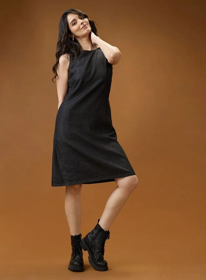 جلو باص فستان بطول الركبة بلا أكمام بياقة دائرية