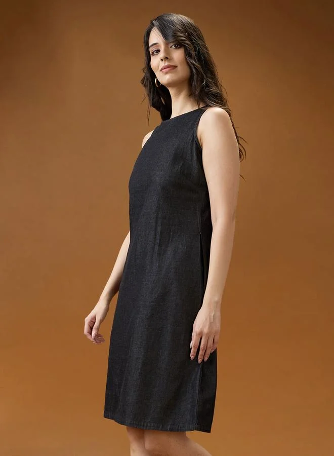 جلو باص فستان بطول الركبة بلا أكمام بياقة دائرية