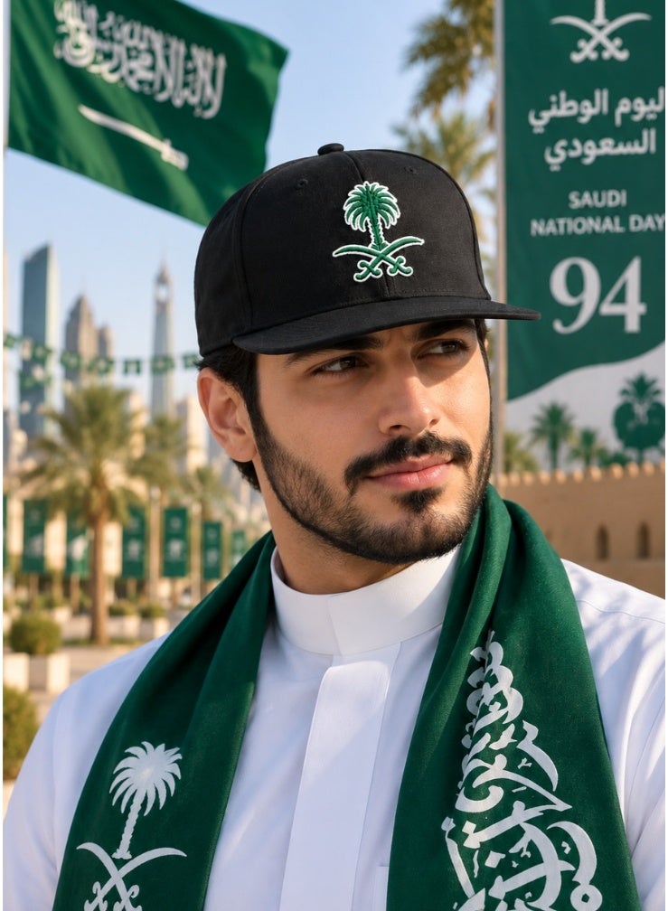 بريميم قبعة بيسبول بيضاء بمناسبة اليوم الوطني السعودي، مطرزة بشعار النخلة والسيفين المتقاطعين باللون الأخضر، مزودة بحزام خلفي قابل للتعديل، ومناسبة للجنسين لاحتفالات اليوم الوطني. - Image 3