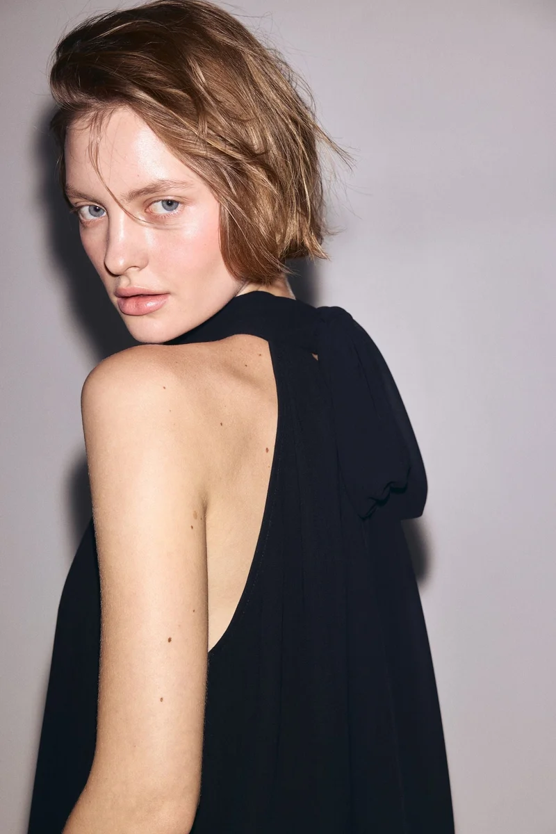 اتش اند ام بلوزة بياقة وشاح