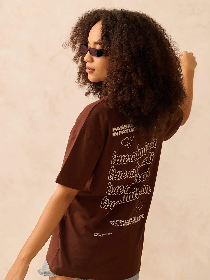 أوجيدر تيشيرت بطبعة برقبة دائرية باللون البني