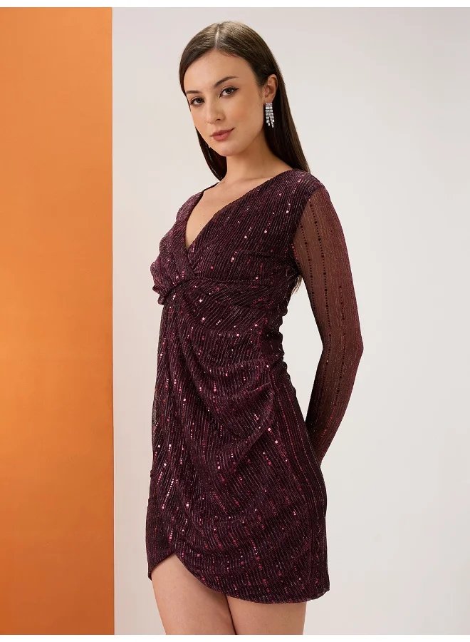 جلو باص فستان سهرة قصير ضيق بتصميم ملتف وياقة على شكل حرف  مزين بالترتر وحافة توليب متعدد الألوان للنساء