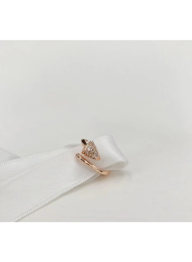 The ring is fashionable with all copper gold-plated craftsmanship, shining and beautiful
