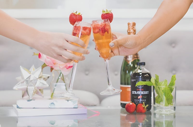 كوكتيلات مصنوعة - شراب الفراولة - عبوة 2 - استخدم كمعزز كوكتيل، نكهة صودا، أو مكون طهوي - فقط 50 سعرة حرارية لكل حصة - 16 حصة لكل زجاجة - مركز، طبيعي بالكامل - Image 5