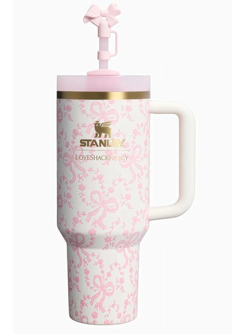 كوب Stanley x LoveShackFancy Holiday Quencher – كوب من الفولاذ المقاوم للصدأ مزود بتقنية العزل الحراري (تفريغ الهواء)، مع غطاء وماصة، مناسب للمياه والشاي أو القهوة المثلجة ومشروبات السموذي وغيرها؛ سعة 40 أونصة، ويأتي في عبوة أنيقة جاهزة للتقديم كهدية. - Image 1