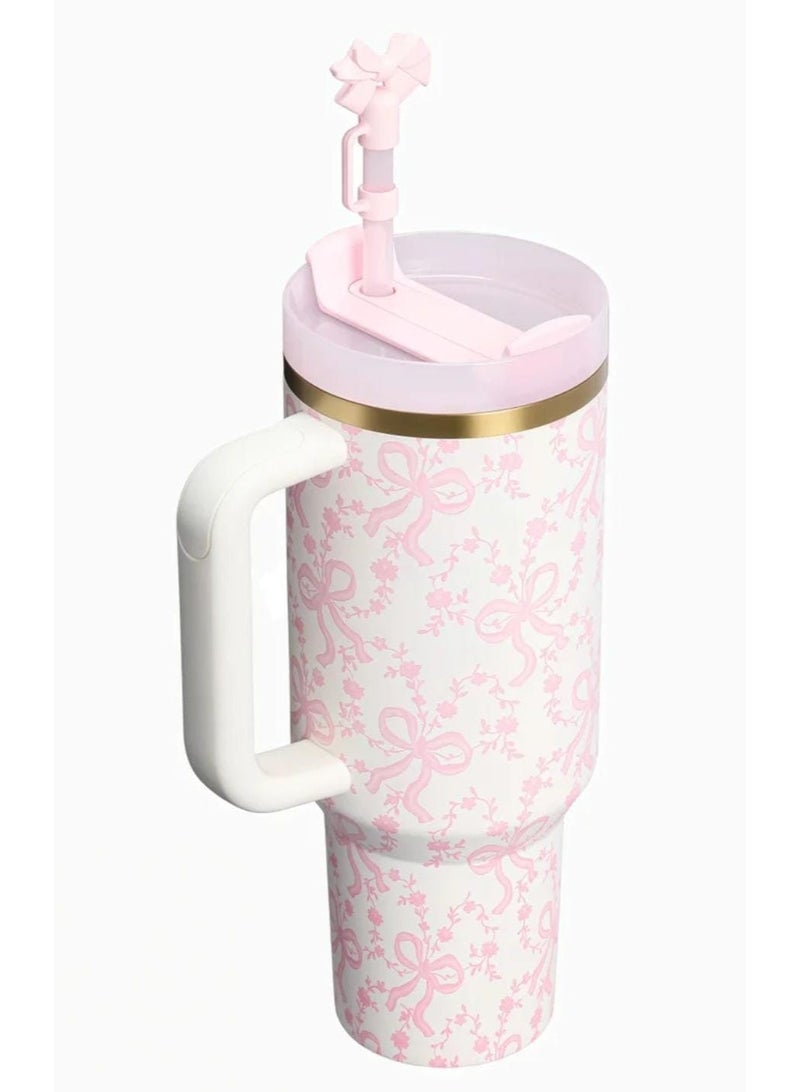 كوب Stanley x LoveShackFancy Holiday Quencher – كوب من الفولاذ المقاوم للصدأ مزود بتقنية العزل الحراري (تفريغ الهواء)، مع غطاء وماصة، مناسب للمياه والشاي أو القهوة المثلجة ومشروبات السموذي وغيرها؛ سعة 40 أونصة، ويأتي في عبوة أنيقة جاهزة للتقديم كهدية. - Image 2
