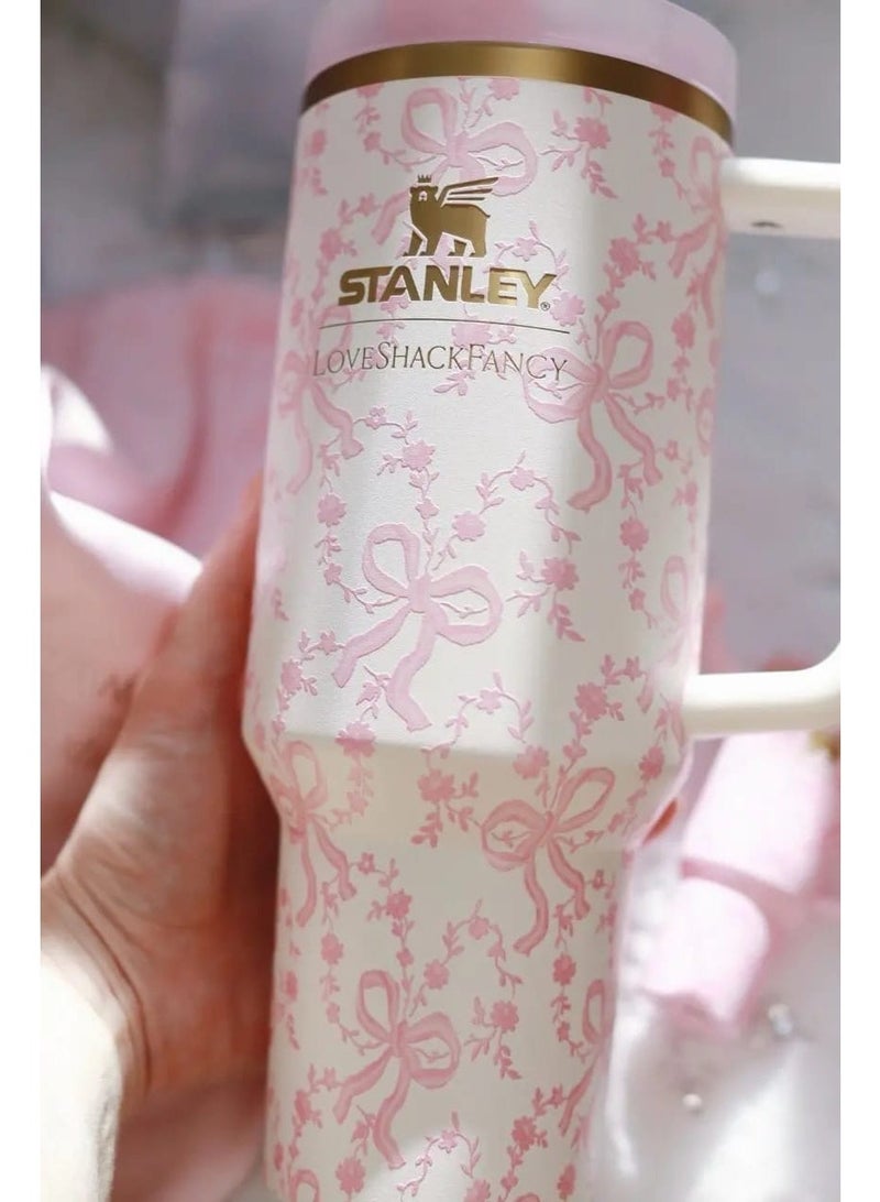 كوب Stanley x LoveShackFancy Holiday Quencher – كوب من الفولاذ المقاوم للصدأ مزود بتقنية العزل الحراري (تفريغ الهواء)، مع غطاء وماصة، مناسب للمياه والشاي أو القهوة المثلجة ومشروبات السموذي وغيرها؛ سعة 40 أونصة، ويأتي في عبوة أنيقة جاهزة للتقديم كهدية. - Image 3