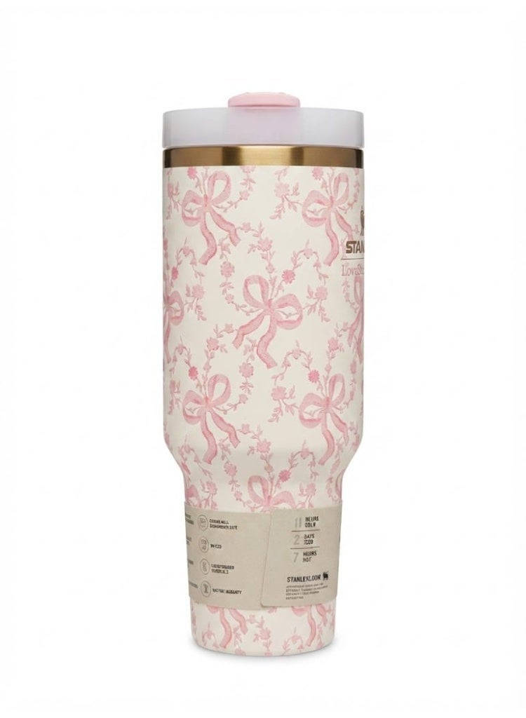 كوب Stanley x LoveShackFancy Holiday Quencher – كوب من الفولاذ المقاوم للصدأ مزود بتقنية العزل الحراري (تفريغ الهواء)، مع غطاء وماصة، مناسب للمياه والشاي أو القهوة المثلجة ومشروبات السموذي وغيرها؛ سعة 40 أونصة، ويأتي في عبوة أنيقة جاهزة للتقديم كهدية. - Image 4