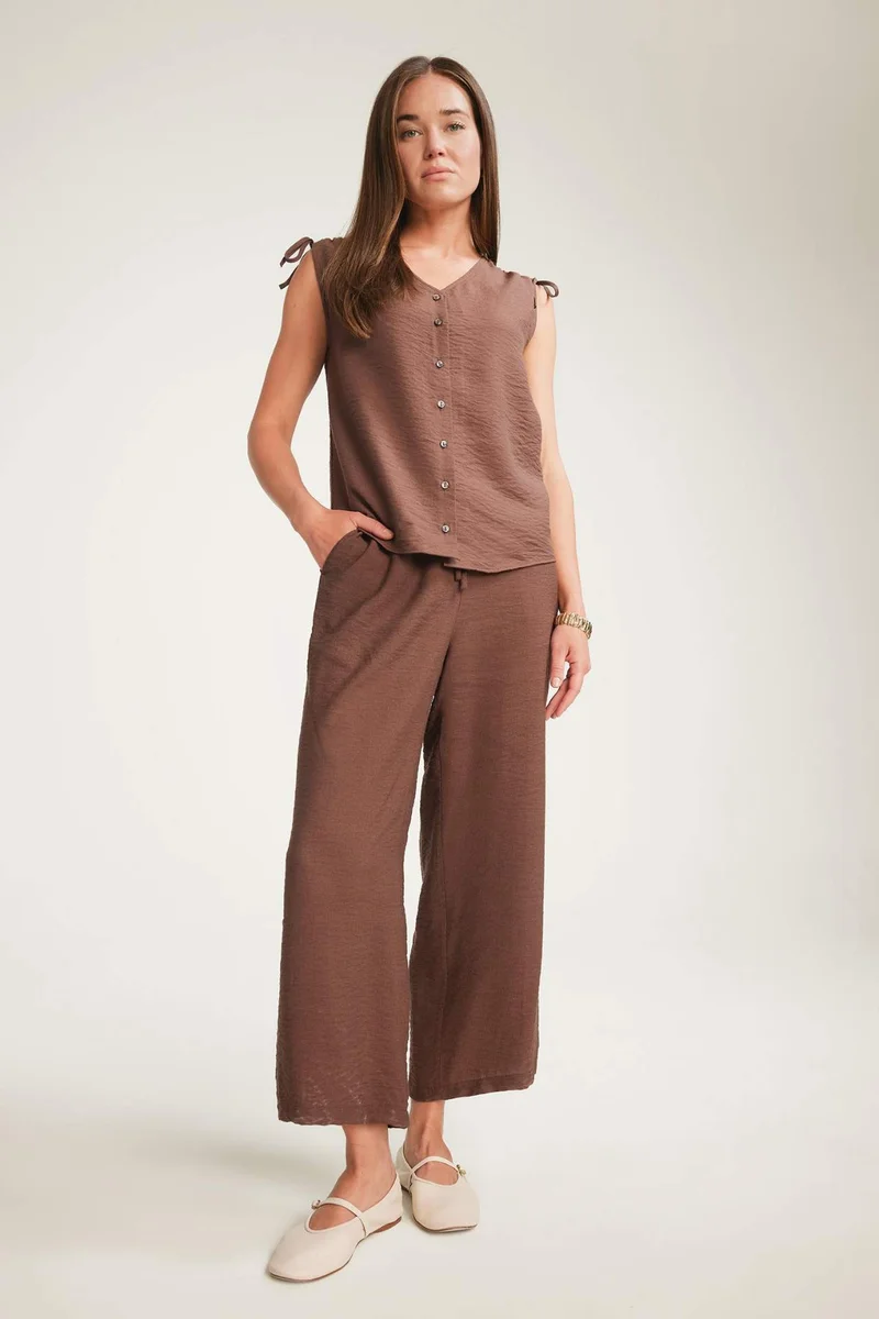 ديفاكتو V-Neck Short Sleeve Shirt