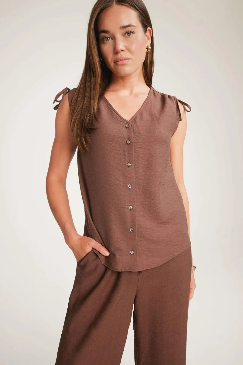 ديفاكتو V-Neck Short Sleeve Shirt