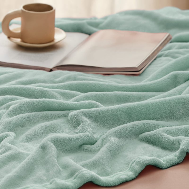 BEDSURE Cuddly Blanket Fluffy Blanket Fleece Blanket – Warm Winter Soft Sofa Blanket Small Blanket Couch Blanket Cuddly Blanket Children Living & Cuddly Blankets 130 x 150 cm, Sofa Throw Blanket Green - Image 4