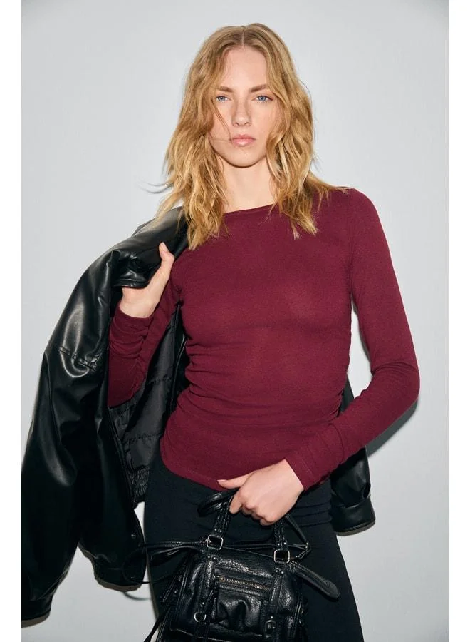 إتيكيت INSSAZA بلوزة نسائية ضيقة على الجسم مكشكشة بقصة نحيفة ولون بوردو.