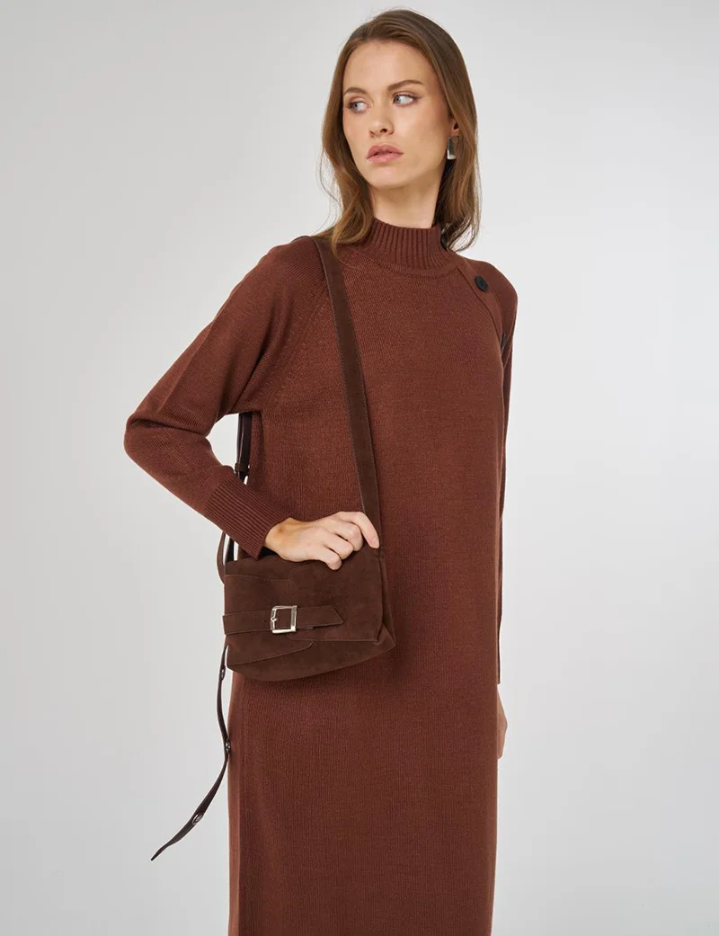 كايرا فستان تريكو بأزرار باللون الأحمر