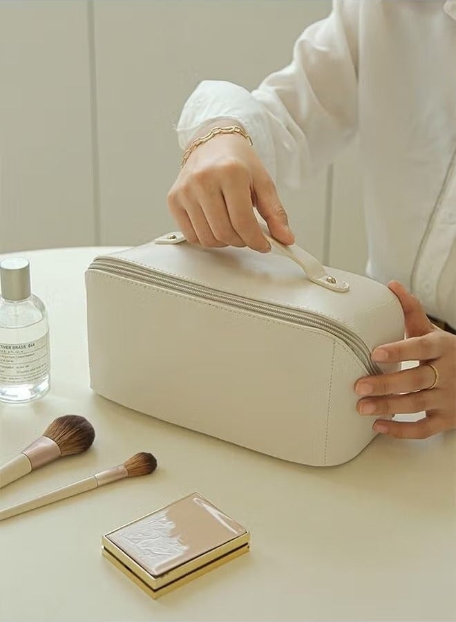 حقيبة مستحضرات تجميل للسفر ذات سعة كبيرة ، حقيبة مكياج تخزين متعددة الوظائف ، حقيبة مكياج جلدية PU ، مع مقبض ومقسم حقائب مستحضرات تجميل للسفر للنساء (أبيض) - Image 4