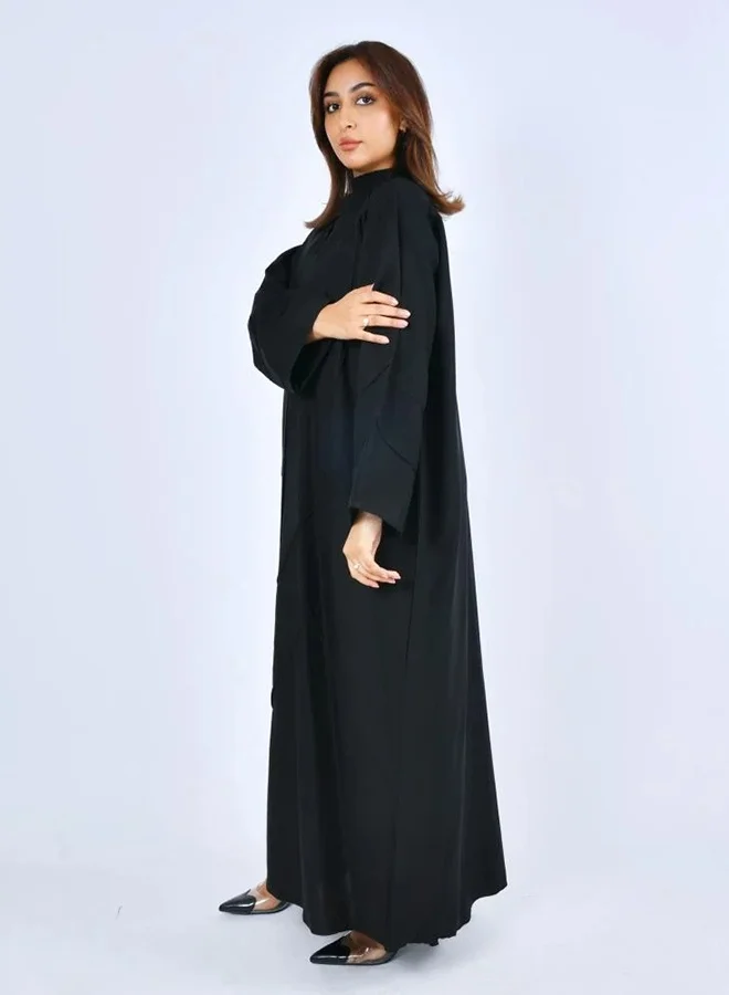 عبايات لمحة عباية سوداء عملية مغلقة بطقطق ميزنة بثنيات هندسية