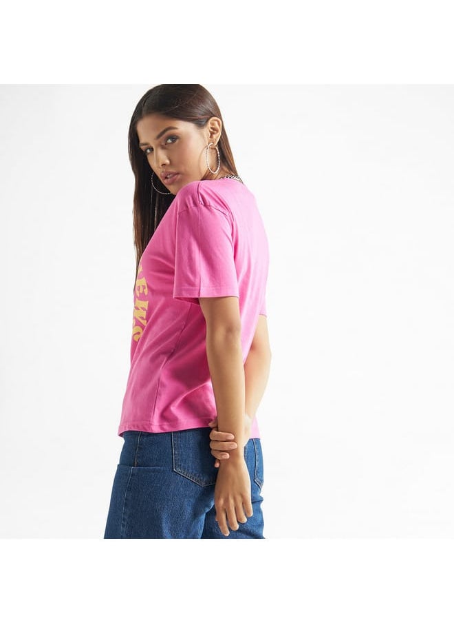 FAV Slogan Print Crew Neck T-shirt with Drop Shoulder Sleeves  - Image 3