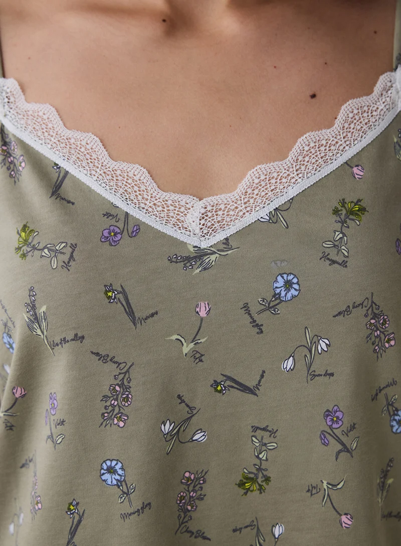 بنتي طقم بيجامة شورت بطبعة زهور السوسن