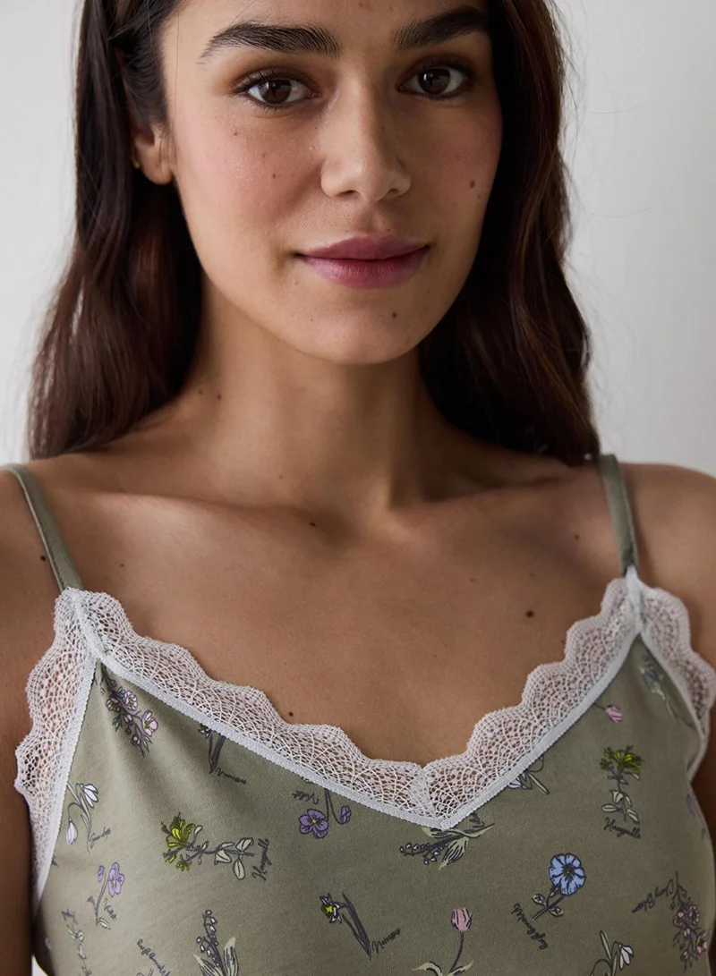 بنتي طقم بيجامة شورت بطبعة زهور السوسن