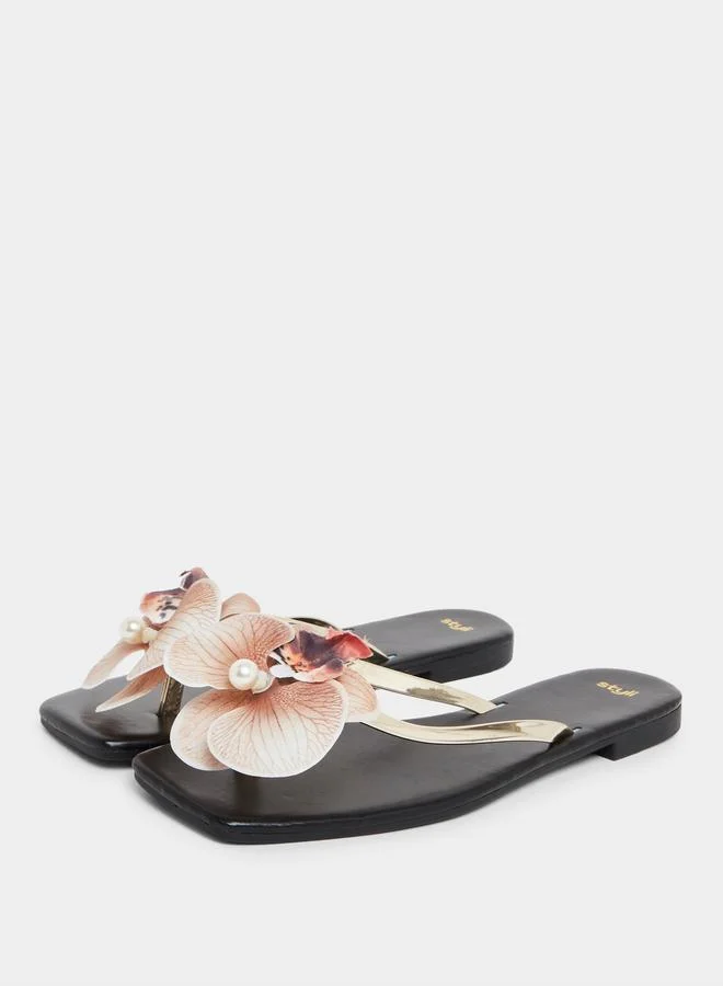 ستايلي صندل فلات بتفاصيل زهور