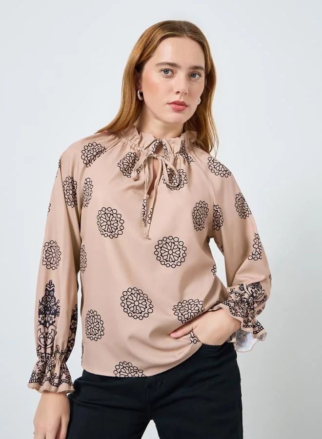 تايك تو بلوزة برباط عند الرقبة بطبعة جرافيك