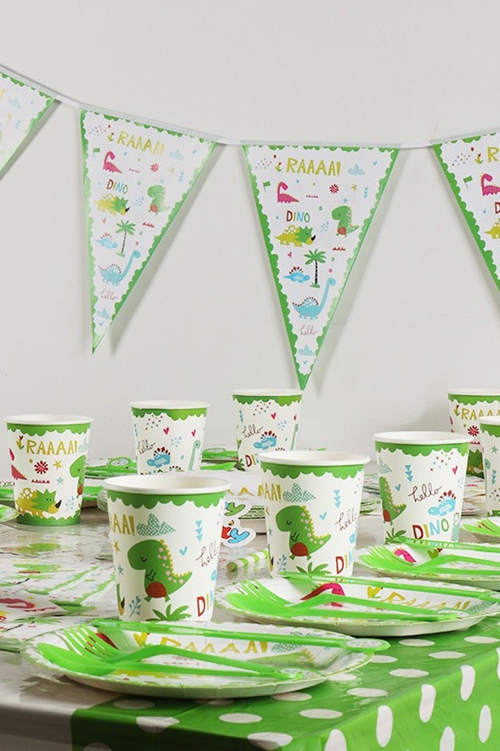 مستلزمات حفلة الديناصورات - مجموعة أدوات مائدة أحادية الاستخدام للزينة، تشمل أطباق وأكواب ومناديل ورقية ولافتات حفلة وقبعات ومفارش طاولة، مناسبة للأطفال والأولاد والبنات والرضع، زينة موضوعية لحفلات الهدايا، 87 قطعة - Image 3