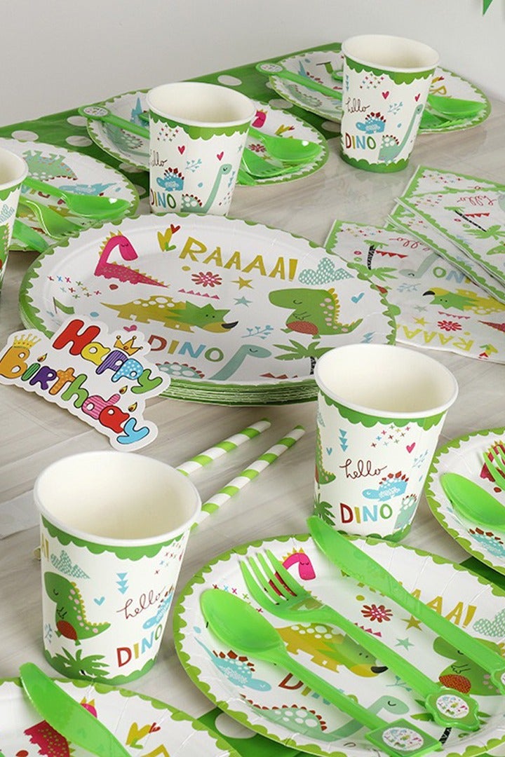 مستلزمات حفلة الديناصورات - مجموعة أدوات مائدة أحادية الاستخدام للزينة، تشمل أطباق وأكواب ومناديل ورقية ولافتات حفلة وقبعات ومفارش طاولة، مناسبة للأطفال والأولاد والبنات والرضع، زينة موضوعية لحفلات الهدايا، 87 قطعة - Image 4
