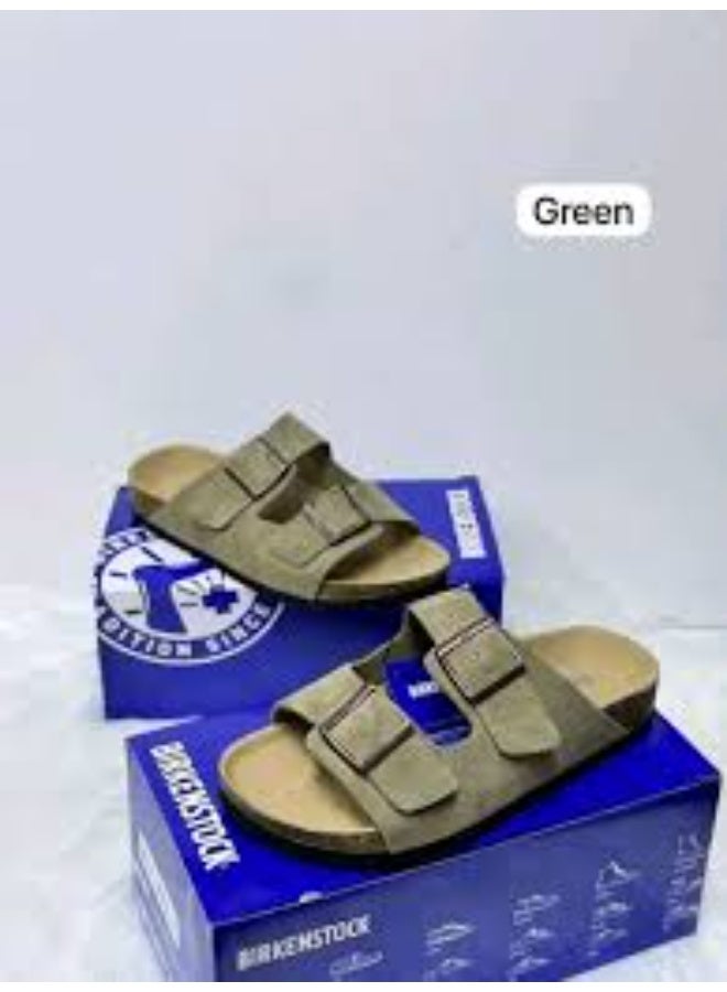 بيركنستوك هذه الصنادل هي طراز Birkenstock Arizona، وهي متوفرة بألوان مختلفة مثل الأخضر والرمادي الداكن، وتتميز بتصميم كلاسيكي بحزامين مع نعل داخلي من الفلين واللاتكس. - Image 3