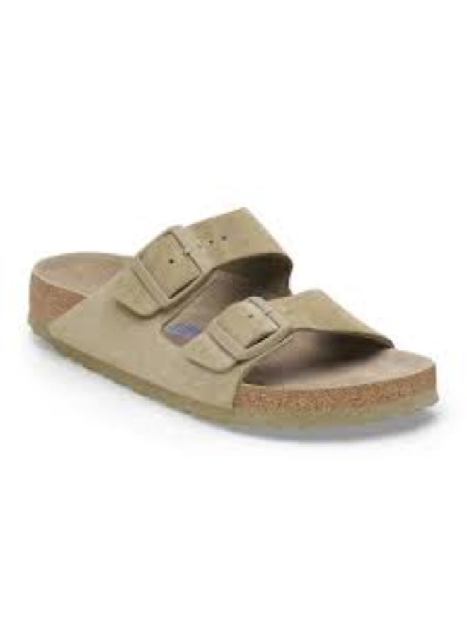 بيركنستوك هذه الصنادل هي طراز Birkenstock Arizona، وهي متوفرة بألوان مختلفة مثل الأخضر والرمادي الداكن، وتتميز بتصميم كلاسيكي بحزامين مع نعل داخلي من الفلين واللاتكس. - Image 1