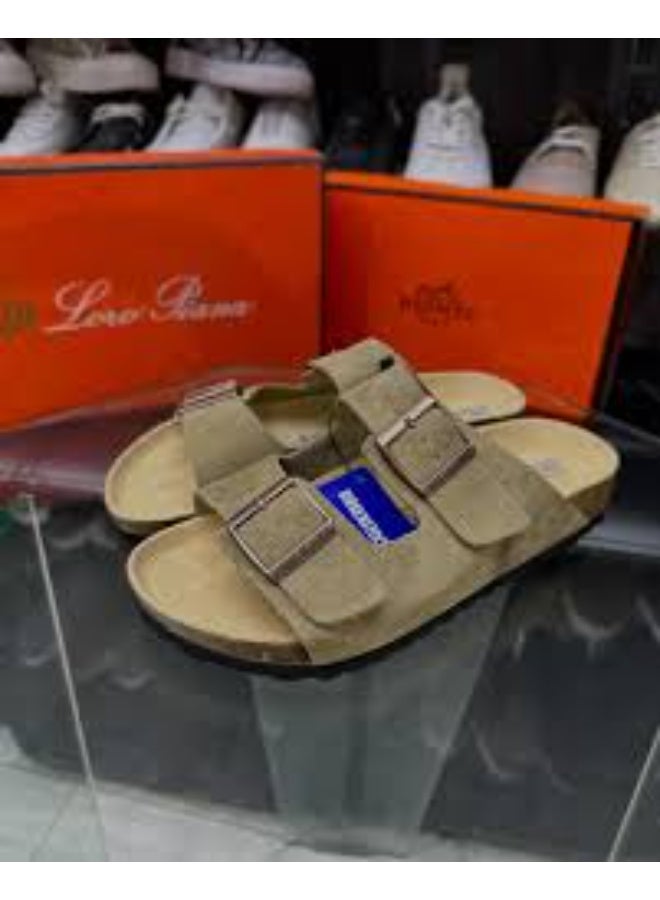 بيركنستوك هذه الصنادل هي طراز Birkenstock Arizona، وهي متوفرة بألوان مختلفة مثل الأخضر والرمادي الداكن، وتتميز بتصميم كلاسيكي بحزامين مع نعل داخلي من الفلين واللاتكس. - Image 4