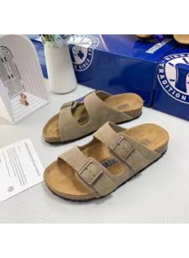 بيركنستوك هذه الصنادل هي طراز Birkenstock Arizona، وهي متوفرة بألوان مختلفة مثل الأخضر والرمادي الداكن، وتتميز بتصميم كلاسيكي بحزامين مع نعل داخلي من الفلين واللاتكس. - Image 2