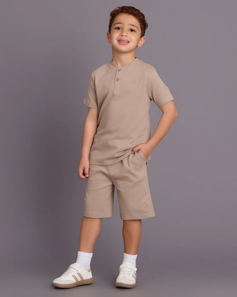 ردتاغ شورت سادة باللون البيج للأولاد