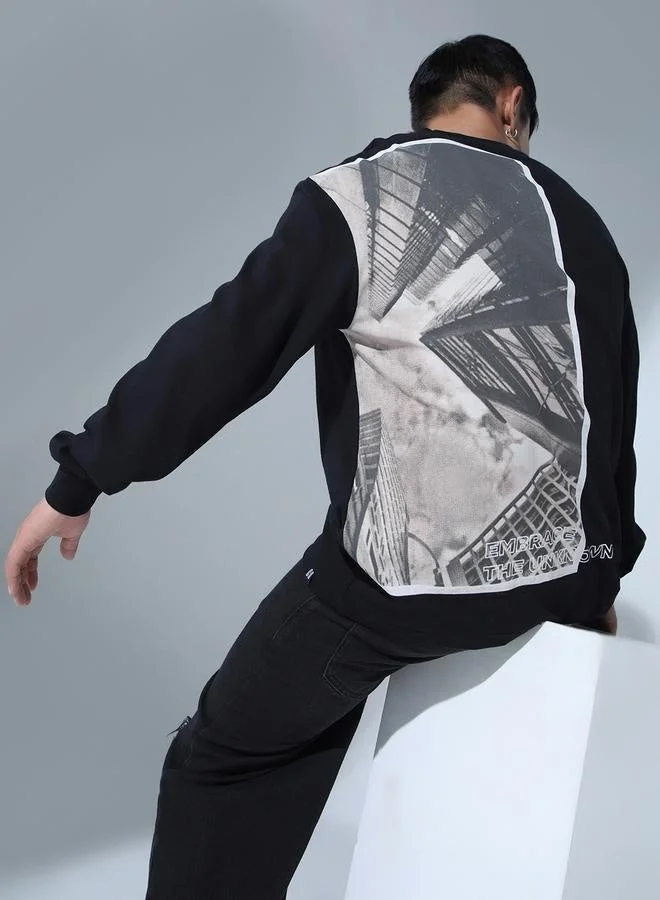 هوبرهولمي تيشيرت رجالي بطبعة جرافيك أسود، مقاس مريح وأناقة عصرية