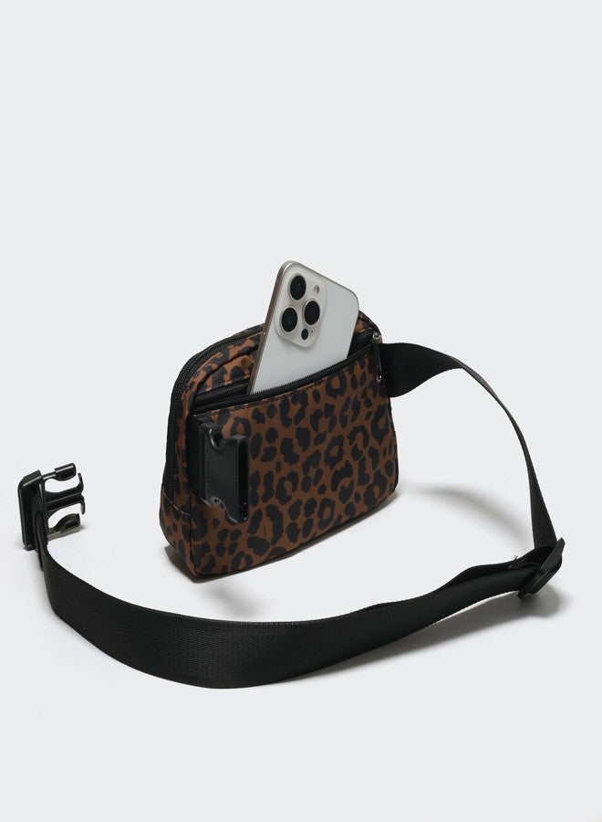 Pander حقيبة كروسبودي من باندر إيفري وير، مصنوعة من البوليستر اللامع، مزودة بحزام قابل للتعديل، بنقشة جلد النمر الليلي، قماش مطبوع. - Image 3