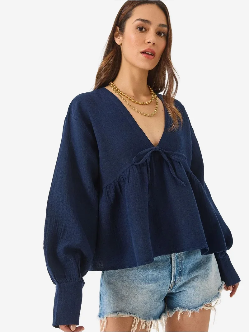 بيانكو لوتشي LUCCI Textured V-neck Crop Blouse with Bow Tie