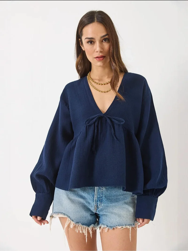 بيانكو لوتشي LUCCI Textured V-neck Crop Blouse with Bow Tie