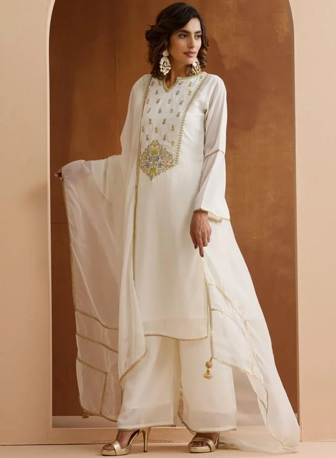 آي شين طقم كورتا نسائي من رايون أوف وايت مطرز بالكامل بخصر مستقيم وبنطلون بالازو