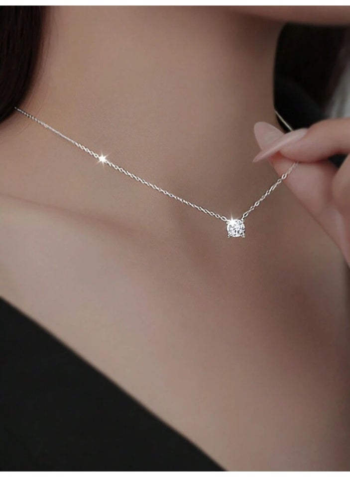 925 ستيرلنغ سيلفر تشارمز سلسال بقلادة فاخرة ناعمة مصنوعة من الفضة الإسترلينية عيار 925 بجودة عالية ودقة شديدة بحجر كريستالي صغير لامع بقَطع مربع دقيق يضفي لمسة من التألق الهادئ ويعكس الضوء بطريقة ناعمة وجذابة مما يضفي تألقا للأميرة التي تستحقه - Image 1