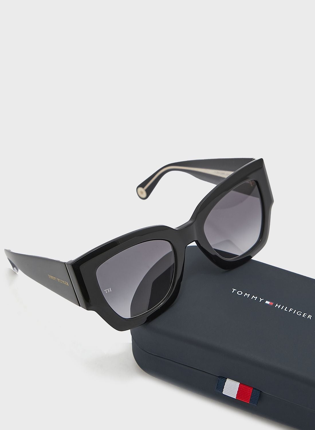 نظارة شمسية عصرية