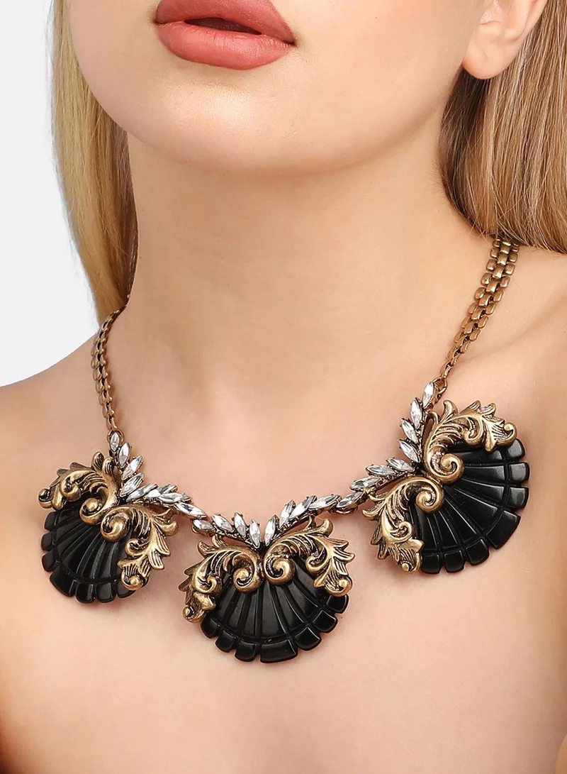 سوهي قلادة مصممة بأحجار متعددة الألوان