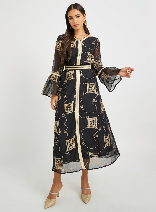 تايك تو جلابية نسائية سوداء مطرزة بياقة على شكل حرف  مع تفاصيل دانتيل - Image 1