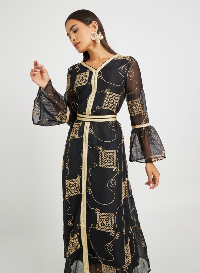 تايك تو جلابية نسائية سوداء مطرزة بياقة على شكل حرف  مع تفاصيل دانتيل - Image 3