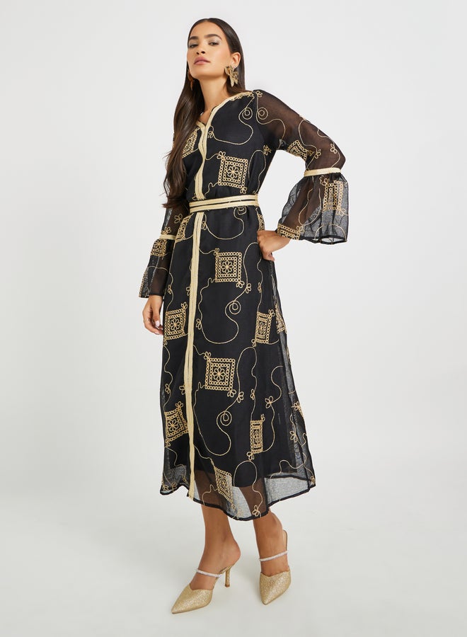 تايك تو جلابية نسائية سوداء مطرزة بياقة على شكل حرف  مع تفاصيل دانتيل - Image 2