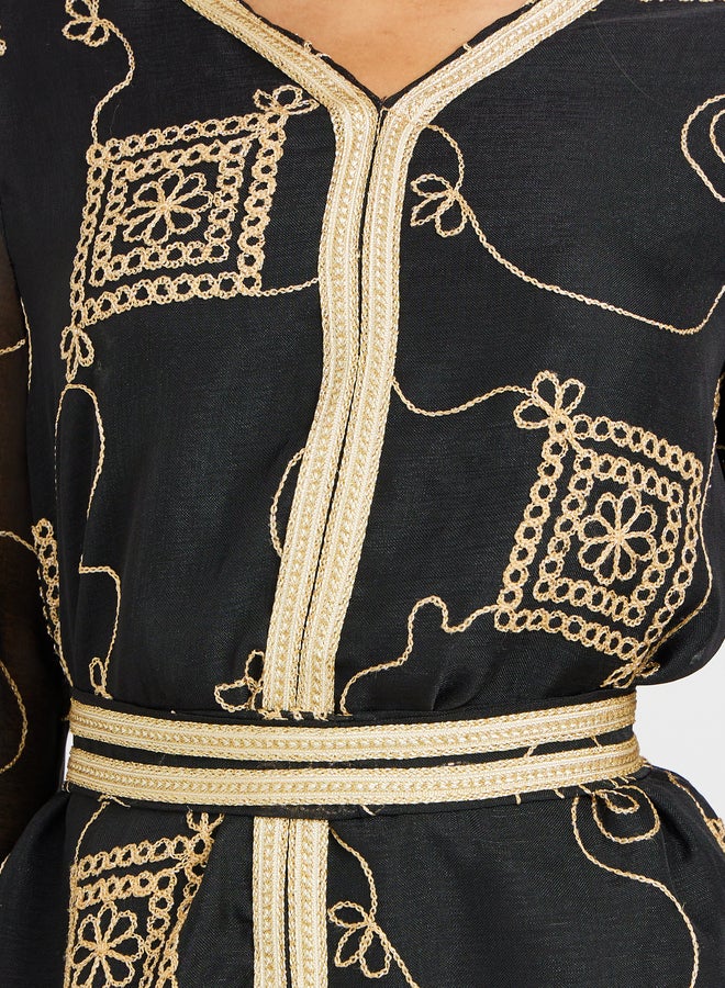 تايك تو جلابية نسائية سوداء مطرزة بياقة على شكل حرف  مع تفاصيل دانتيل - Image 4