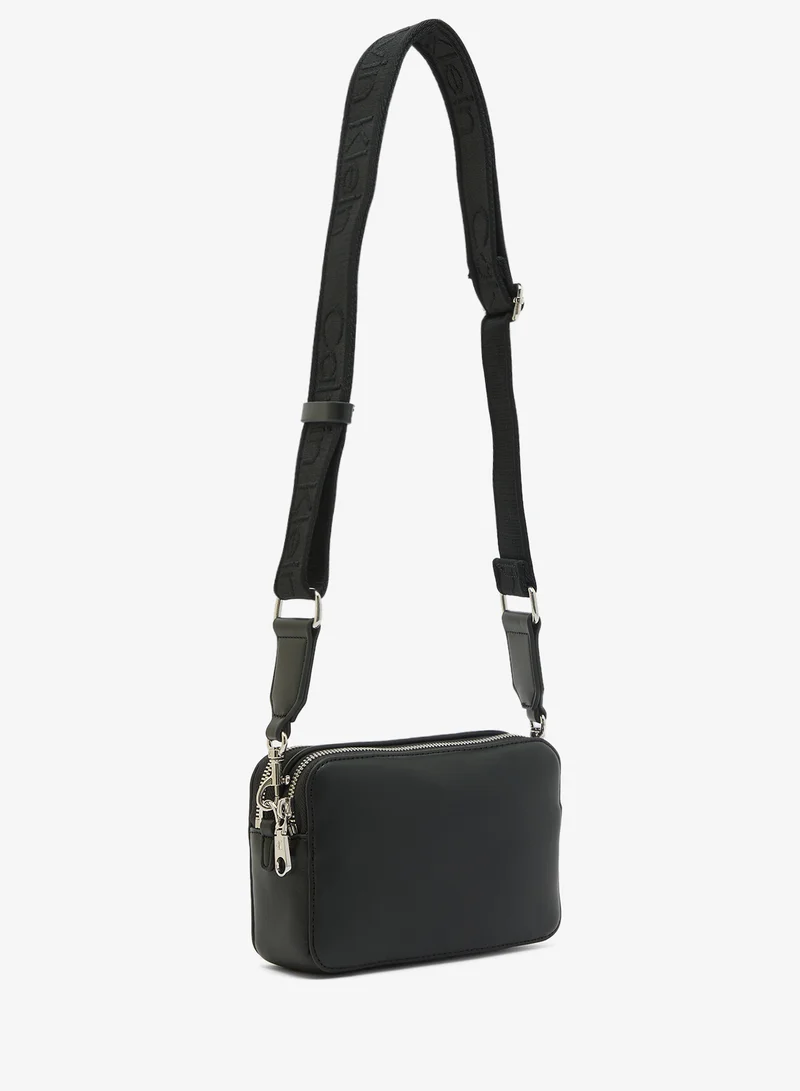 كالفن كلاين حقيبة كاميرا بحزام مزدوج