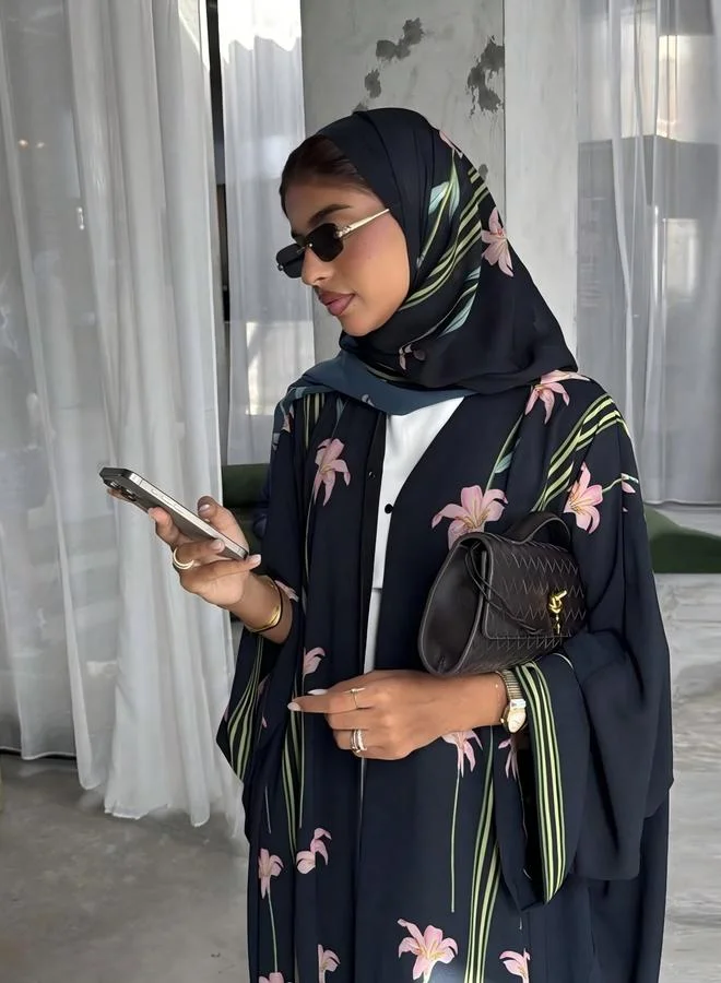 تايك تو عباية بلون أسود مع طبعة زهور جانبية